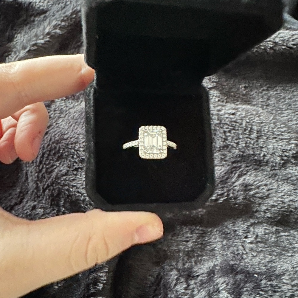 Elegant Emerald-Cut Halo Silver Ring 7.5 2.4CT Moissanite 925 Silver
